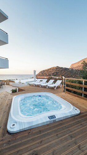 Spacious villa with hot tub in Fodele Beach with beautiful sea and mountain view