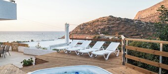 Spacious villa with hot tub in Fodele Beach with beautiful sea and mountain view