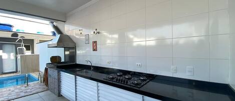 Frigorífico, microondas, placa de cocina y cafetera o tetera