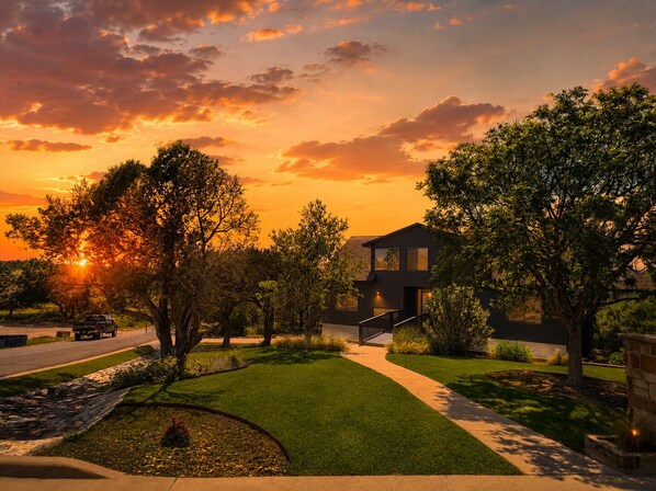 A modern house with a driveway, a lawn, and trees. - Sunset Cove Lakehouse 4-bed plus loft Waterfront Closest to the Boat Ramp - Park (Lago Vista)
