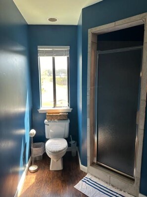 Ducha, secador de pelo, toallas, jabón