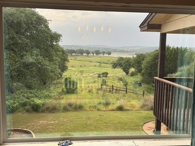 Sunset Cove Lakehouse 4-bedroom House with Views Closest to the Park - Boat Ramp