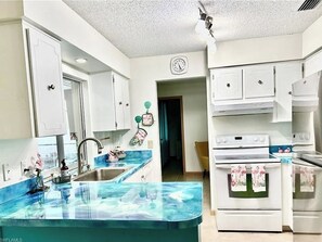 Fridge, microwave, oven, stovetop - Charming 3-bedroom house in lovely North Fort Myers with pool (North Fort Myers)