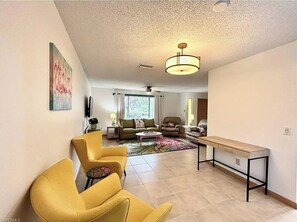 Smart TV - Charming 3-bedroom house in lovely North Fort Myers with pool (North Fort Myers)