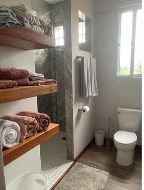 Shower, towels, soap, toilet paper - Marvelous apartment with WiFi in Cerros Sands (Cerros Sands)