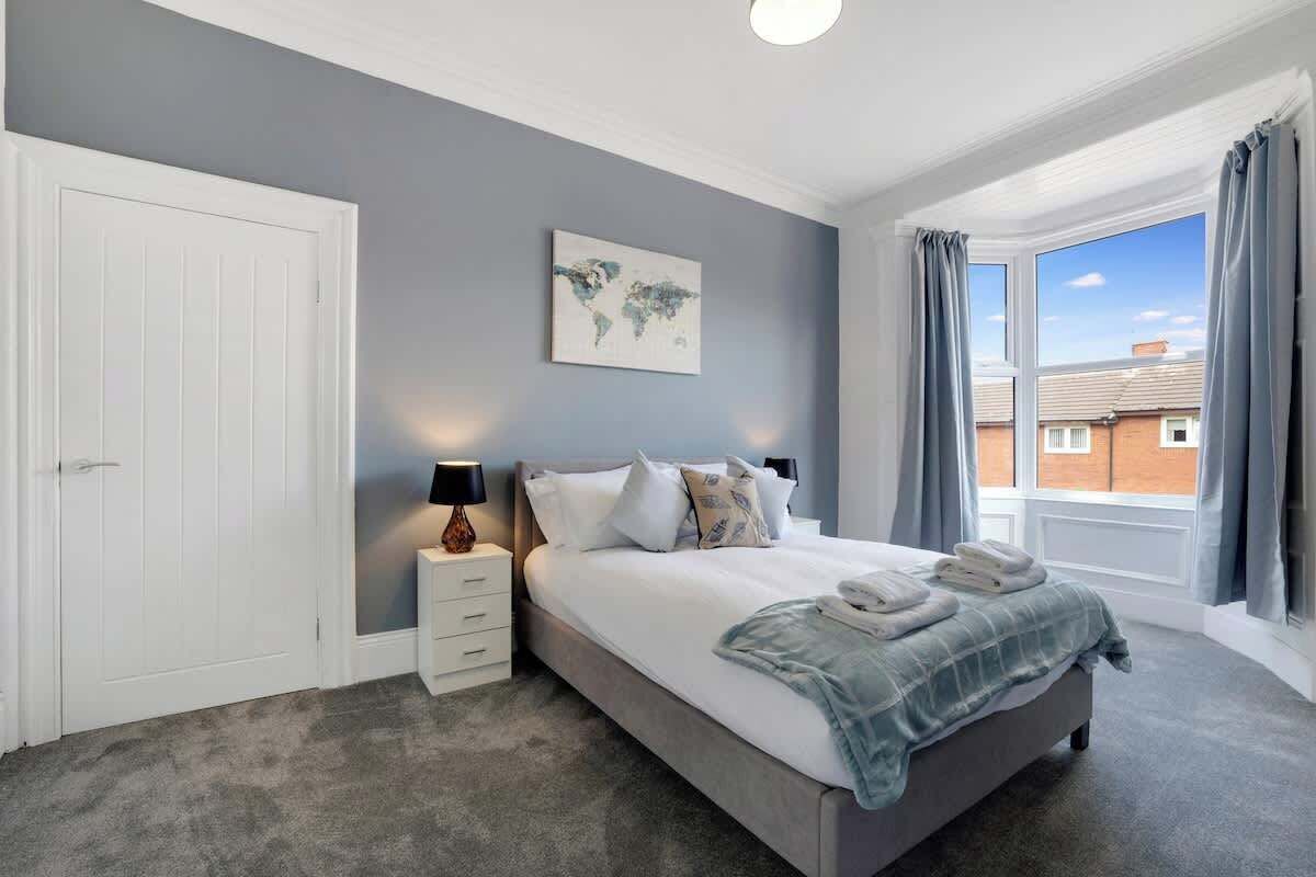 This bedroom features a comfortable double-sized bed designed for a restful night’s sleep, along with plenty of storage space to keep your belongings organized and the room neat, offering both comfort and practicality throughout your stay.