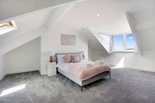 Stunning 4BR Home in South Shields w/ FREE Wifi