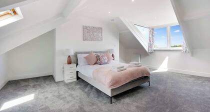 Stunning 4BR Home in South Shields w/ FREE Wifi