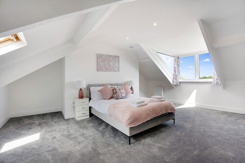 Stunning 4 Bed Home,FREE Parking