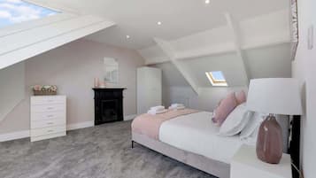 4 bedrooms, iron/ironing board, WiFi, bed sheets