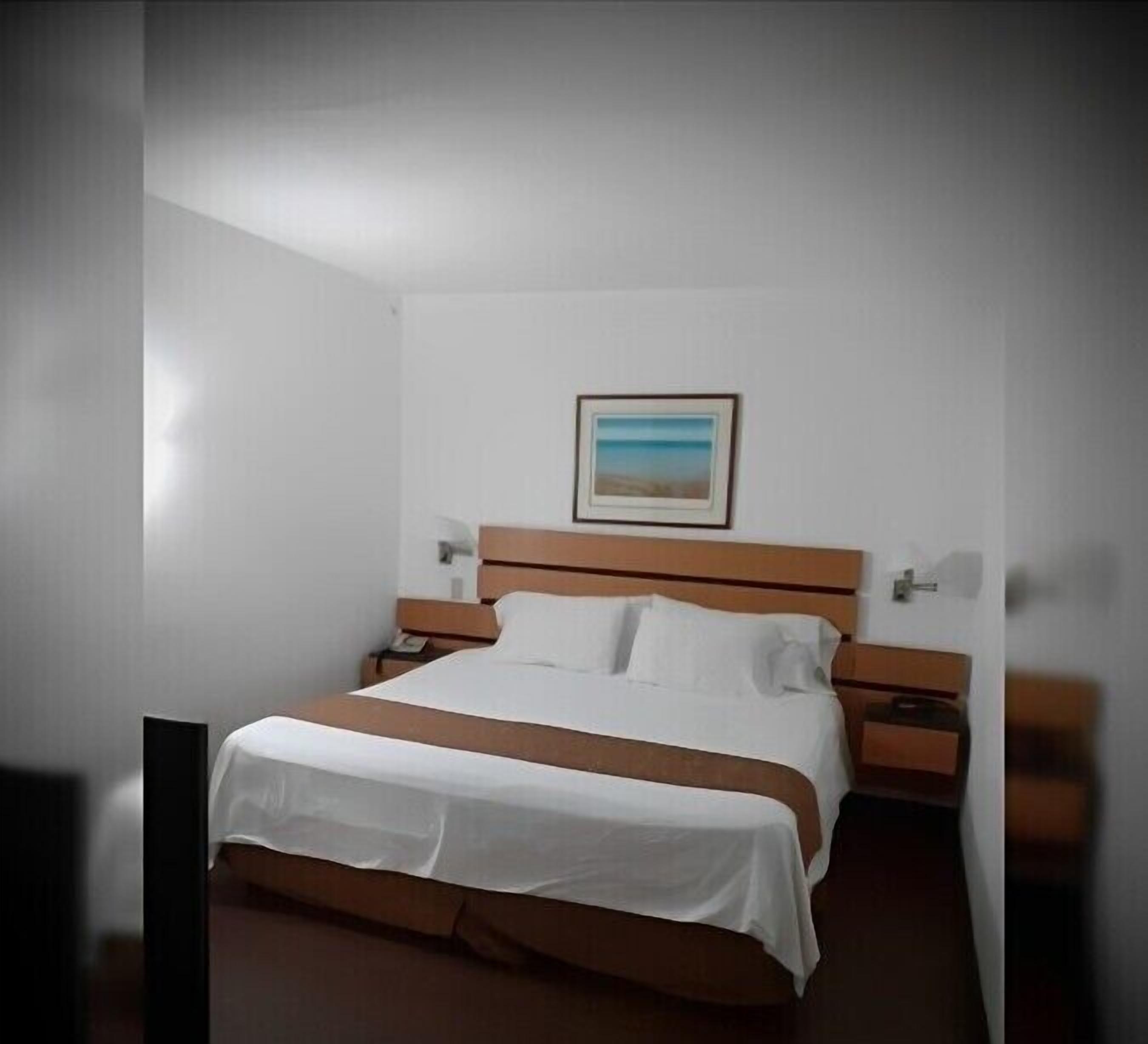 Ropa de cama de alta calidad y caja de seguridad en la habitación 