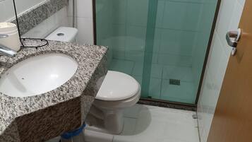 Toalhas de banho, sabonete, papel higiênico
