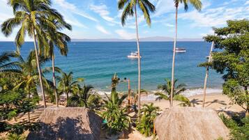 在海滩、沙滩椅、沙滩毛巾