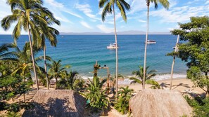 Aan het strand, ligstoelen aan het strand, strandlakens