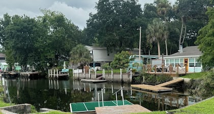 Just a couple minute paddle to hospital hole in Weeki Wachee. Pet friendly.