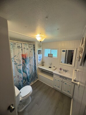 Haartrockner, Handtücher, Seife, Shampoo