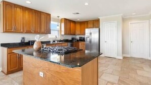 Coffee/tea maker, fridge, microwave, oven - Elsa's Place: Private Home (Lafitte)