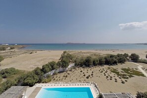 NĂ€ra stranden och solstolar