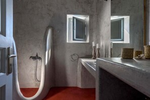 Doccia, asciugamani, sapone, shampoo