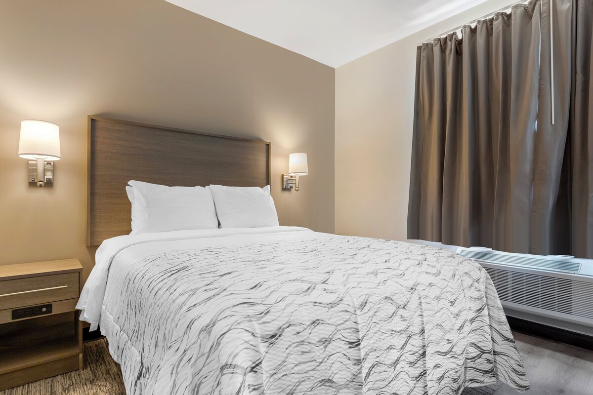 Habitación Deluxe, 1 cama Queen size (Smoke Free) | Escritorio, espacio para trabajar con laptop y cortinas blackout