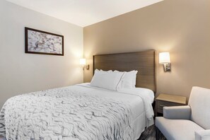 Desk, laptop workspace, blackout curtains, iron/ironing board - Red Roof Inn PLUS+ Jamaica, NY – JFK Airport (Jamaica)