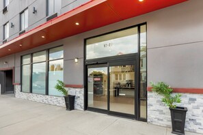 Exterior - Red Roof Inn PLUS+ Jamaica, NY – JFK Airport (Jamaica)
