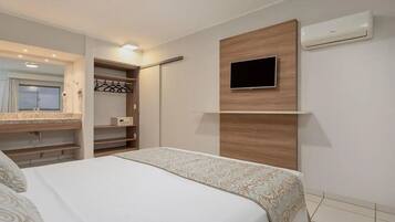 2 quartos, escrivaninha, espaço de trabalho para notebook