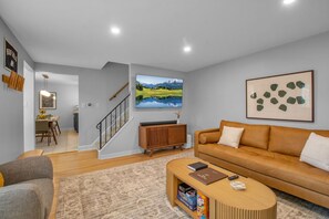 TV, libri, impianto stereo, studio