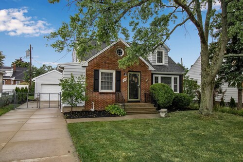 Family Home, King Beds, EV Charger, WFH, AC