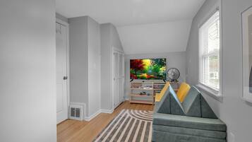 Televisión, libros, estéreo y oficina