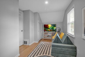Télévision, livres, chaßne hi-fi, espaces bureaux