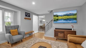 Televisión, libros, estéreo y oficina