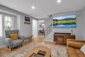 Télévision, livres, chaßne hi-fi, espaces bureaux