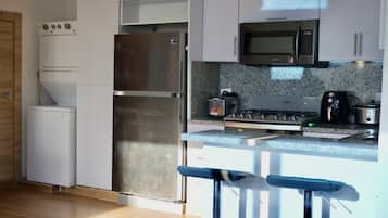 Estudio Deluxe, vistas a la playa | Cocina privada | Frigorífico grande, microondas, horno y placa de cocina