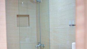 A bathroom with a glass-enclosed shower, a white toilet, and a white sink. - Estudio apartamento Juan Dolio (Guayacanes)