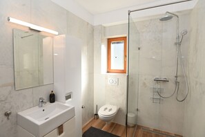 Douche, séchoir à cheveux, serviettes fournies, savon