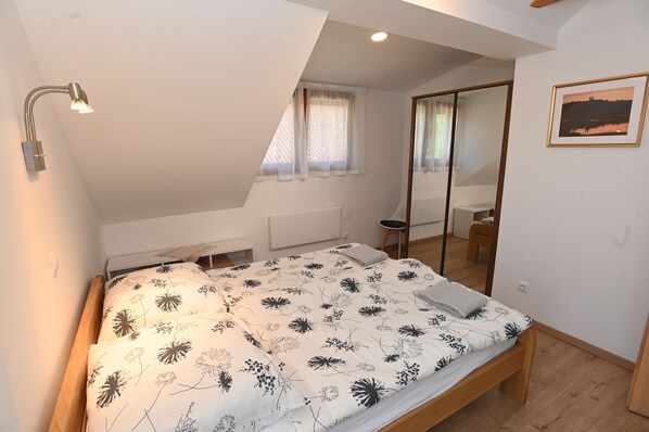 3 bedrooms, travel cot, WiFi, bed sheets