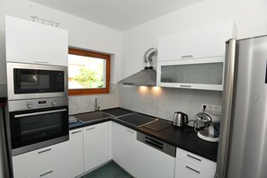 Frigorífico, microondas, horno y placa de cocina