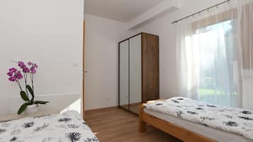 3 bedrooms, travel crib, WiFi, bed sheets