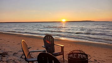 Plage, chaises longues, serviettes de plage