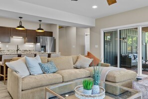 Smart TV - Luxurious 5-bedroom Treehouse with panoramic view of beautiful Alpine Lake. (Innsbrook)