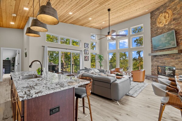 Smart TV - Luxurious 5-bedroom Treehouse with panoramic view of beautiful Alpine Lake. (Innsbrook)