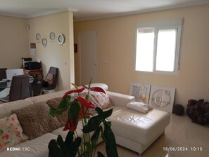 Living area - La Maison du Soleil, Piscine Privée, à 2 Minutes des Plages Sublimes (Gran Alacant)