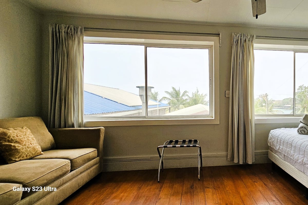 Phòng Suite tiện nghi đơn giản, 1 giường cỡ king và sofa giường, bếp nhỏ, quang cảnh biển | 1 phòng ngủ, truy cập Internet không dây miễn phí