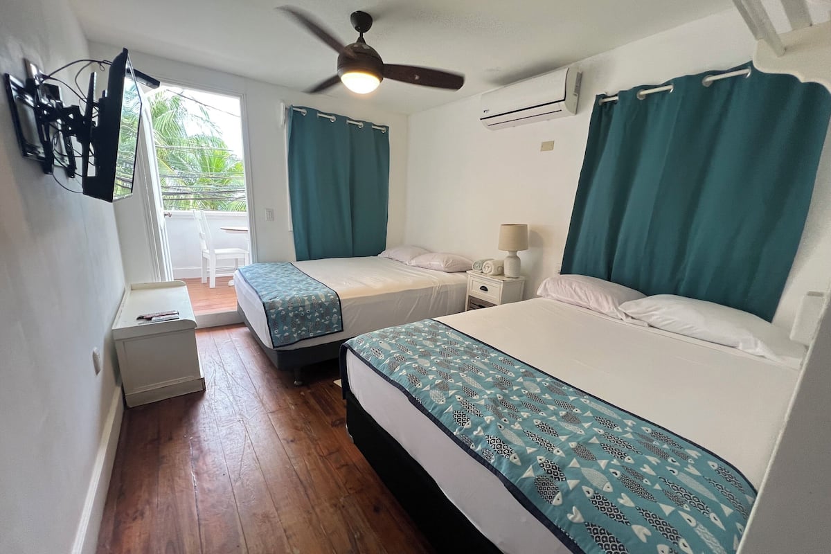 Phòng tiện nghi đơn giản, 2 giường đôi, máy điều hòa, quang cảnh vịnh | 1 phòng ngủ, truy cập Internet không dây miễn phí