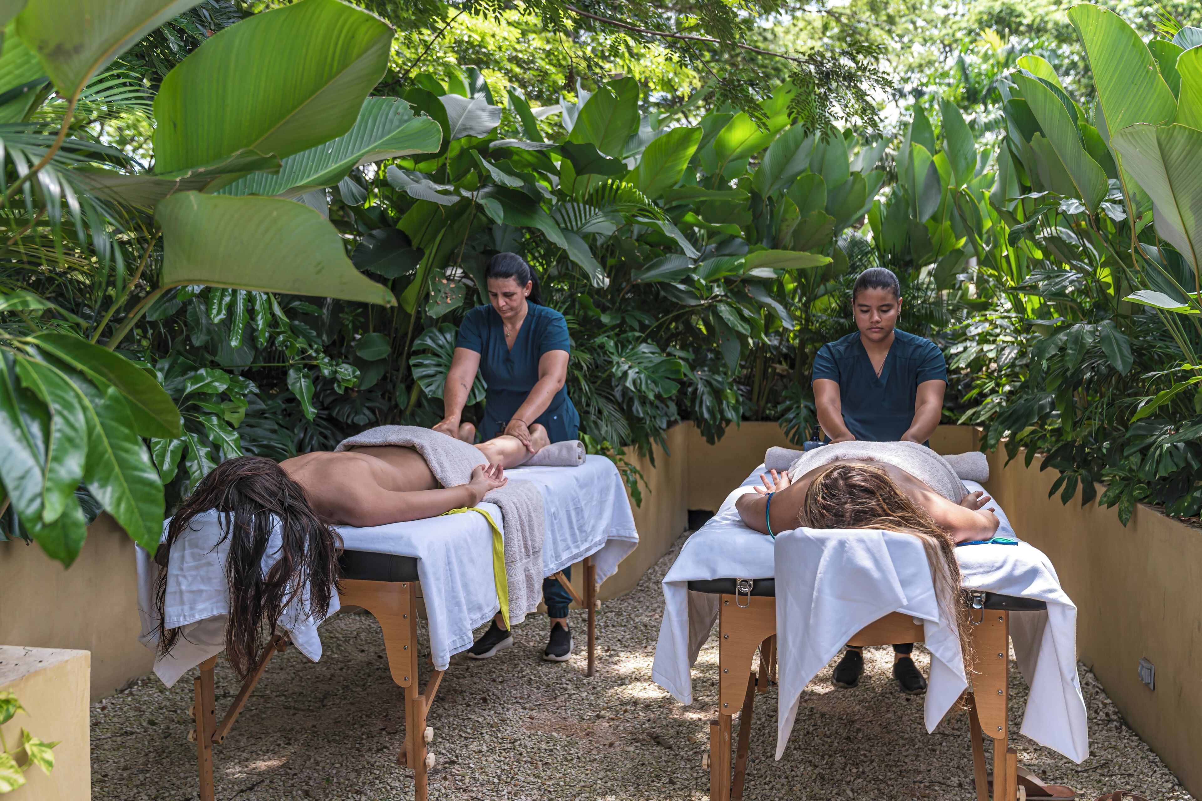 Une séance de massage en plein air, dans un cadre naturel.