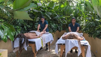 Une séance de massage en plein air, dans un cadre naturel.