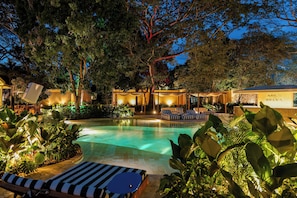 2 piscinas al aire libre, sombrillas, sillones reclinables de piscina