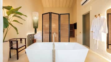 Luxury Suite | Premium bedding, down comforters, pillowtop beds, minibar