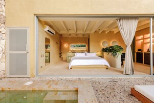 Quarto superluxo, piscina particular | Roupas de cama premium, edredons de pluma, camas com colchões pillow-top